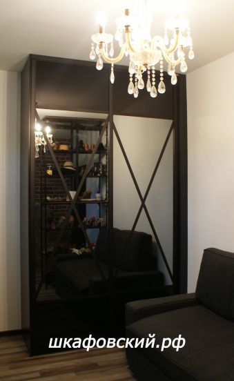 Шкаф-купе черного цвета с зеркалами и декоративные наклейки